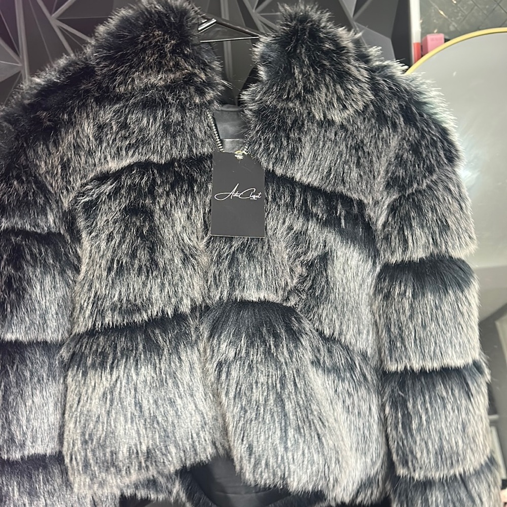 gray/black faux fur coat with hoodie ❄️ boutique
